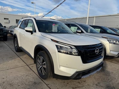 2025 Nissan Pathfinder SL